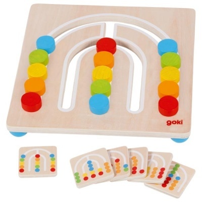 Tabuleiro de madeira com cubos coloridos em arcos e cartões ilustrativos