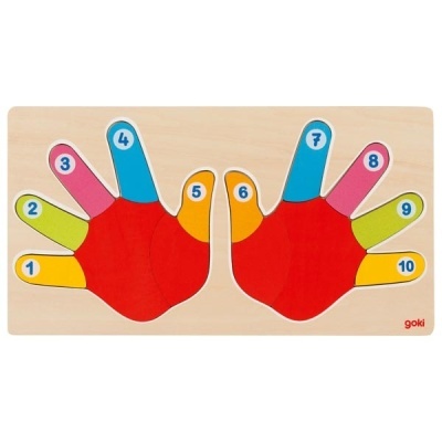 Puzzle de mãos coloridas numeradas de 1 a 10 sobre base de madeira