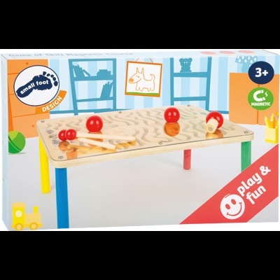 Mesa infantil de madeira clara com bolas vermelhas e pernas coloridas em ambiente de quarto de criança