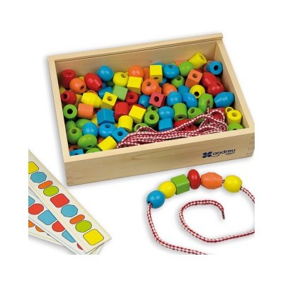 Caixa com contas de madeira coloridas, cordão e cartões com padrões de cores