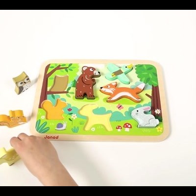 Puzzle infantil em madeira com peças de animais coloridas numa base verde