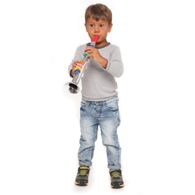 Criança a tocar trompete de brinquedo colorido