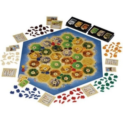 Jogo de tabuleiro Catan com peças coloridas e cartas