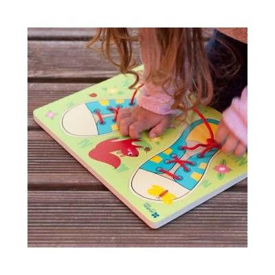 Painel infantil para aprender a amarrar atacadores com desenho de sapato e animais coloridos