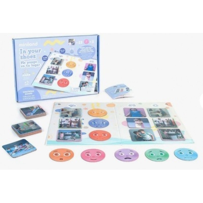 Jogo educativo Miniland com faces de emoções coloridas e cartas com fotos de crianças