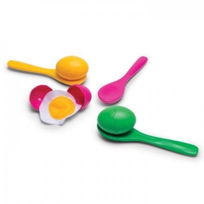 Três colheres de plástico coloridas com objeto semelhante a ovo frito