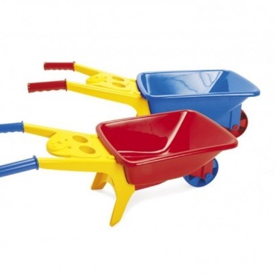 Dois carrinhos de mão coloridos para crianças, um vermelho e outro azul, com estrutura amarela.