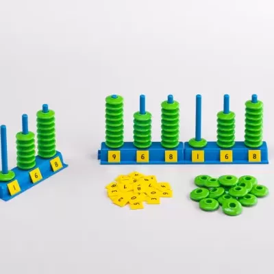 Jogo educativo com bases azuis, discos verdes e números amarelos