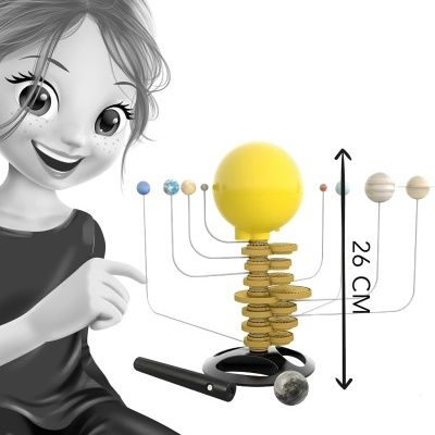 Modelo do sistema solar com sol amarelo e planetas coloridos, altura 26 cm, com figura animada ao lado