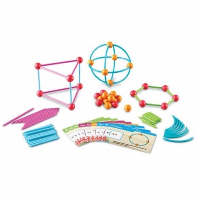 Conjunto de peças plásticas coloridas para montar formas geométricas com cartas instrução