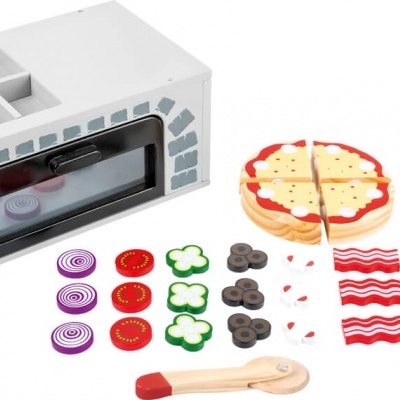 Brinquedo de forno branco com peças de pizza coloridas em madeira e utensílios de madeira.