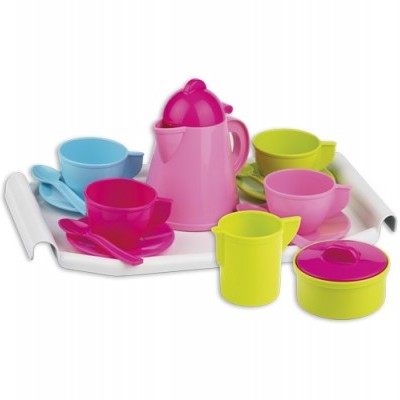 Conjunto de chá de brinquedo colorido em plástico com bule, chávenas, jarro, açucareiro e bandeja branca.
