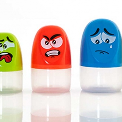 Cinco frascos pequenos com tampas coloridas e faces expressivas