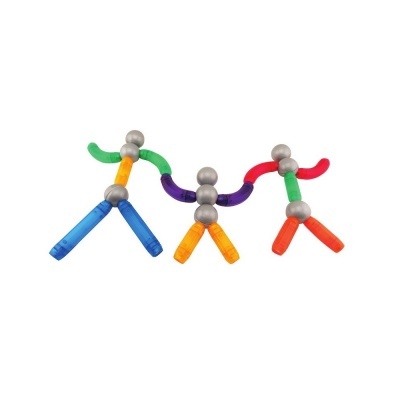 Três bonecos feitos de peças de plástico e esferas metálicas coloridas