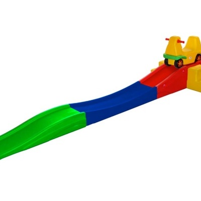 Escorrega infantil colorido com carrinho de brinquedo