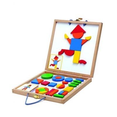 Caixa de madeira aberta com formas geométricas coloridas.