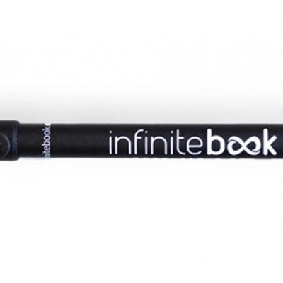 Caneta preta Infinitebook sobre fundo branco