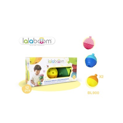 Conjunto de brinquedos sensoriais lalaboom, 12 peças, coloridas, em caixa branca com imagem de criança a brincar.