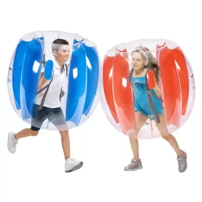 Crianças a correr dentro de insufláveis transparentes com detalhes azuis e vermelhos.