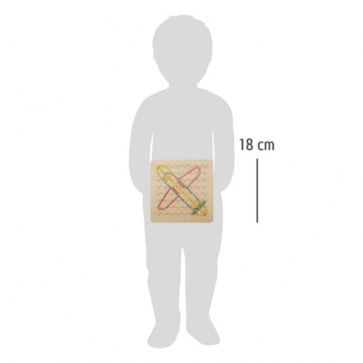 Tabuleiro de madeira com desenho de aviões coloridos em fundo quadriculado