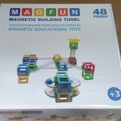 Caixa branca de brinquedo MAGFUN com cubos magnéticos coloridos e tubos.