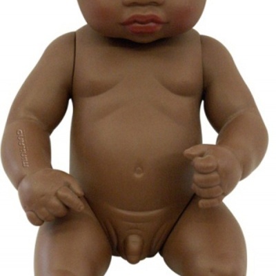 Boneco de bebé em plástico castanho com olhos pintados e detalhes anatómicos
