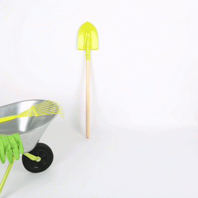 Carrinho de mão metálico, pá de mão amarela com cabo de madeira, ancinho amarelo e luvas verdes