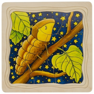 Quebra-cabeça infantil de madeira com inseto amarelo e castanho num ramo com folhas e céu estrelado