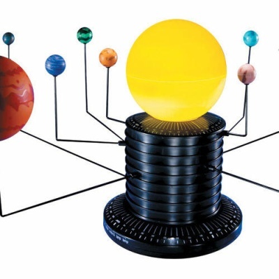 Modelo de sistema solar com sol amarelo central e planetas coloridos em base preta