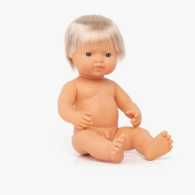 Boneca bebé em plástico loiro com olhos azuis sentada