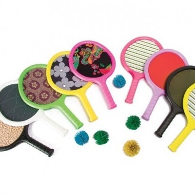 Conjunto de raquetes coloridas e bolas felpudas para jogos