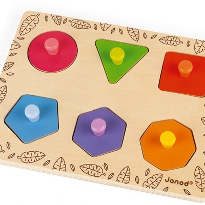 Tabuleiro de encaixe de formas geométricas coloridas em madeira