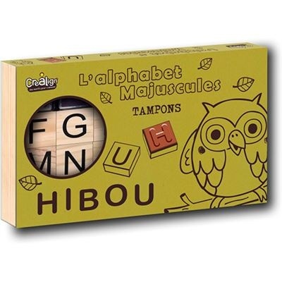 Conjunto de carimbos de madeira maiúsculos em embalagem verde com desenho de coruja