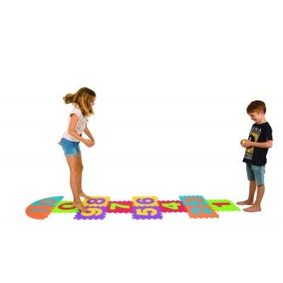 Tapete de espuma colorido com números de 1 a 10 e duas crianças brincando.