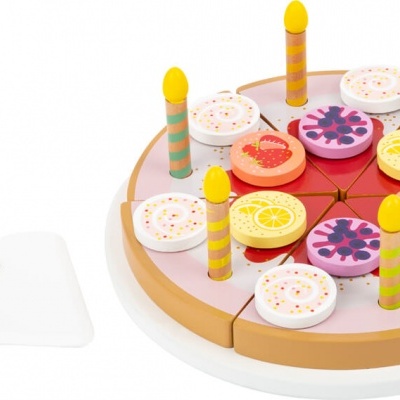 Bolo de aniversário de brinquedo em madeira com velas e espátula