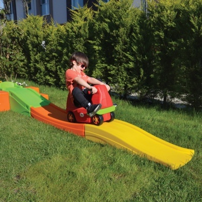 Brinquedo infantil carrinho vermelho num escorrega colorido ao ar livre