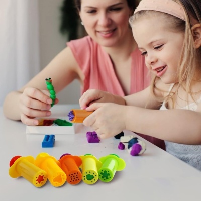 Conjunto de carimbos coloridos e crianças a brincar numa mesa