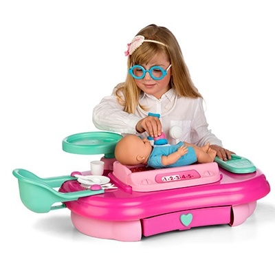 Brinquedo muda-fraldas rosa com boneca bebé e acessórios, criança a brincar