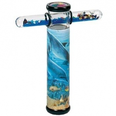 Objeto decorativo em vidro azul com figuras de peixes e areia no interior