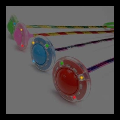 Cinco varas com botões coloridos e luzes LED.