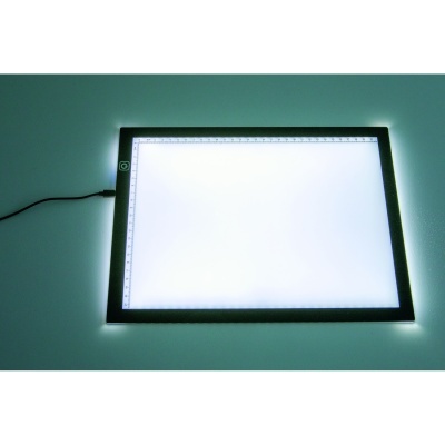 Mesa de luz para desenho retangular iluminada, com régua nas bordas e botão liga/desliga.