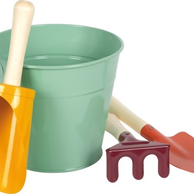 Conjunto de ferramentas de jardinagem com balde verde e pás coloridas