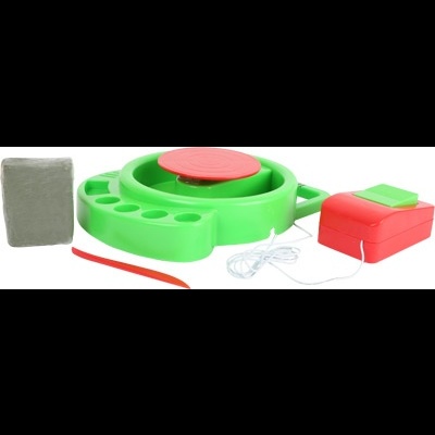 conjunto de objetos em plástico verde e vermelho com bloco cinzento e fio branco