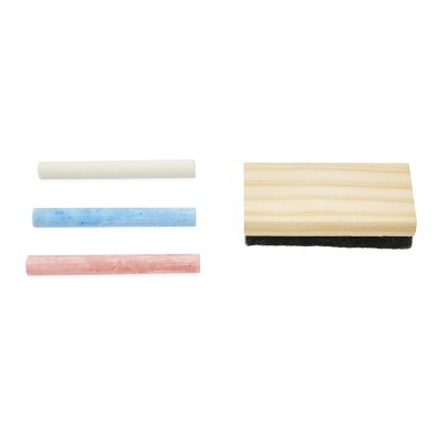 Conjunto de giz branco, azul e rosa com apagador de quadro de madeira clara e base preta