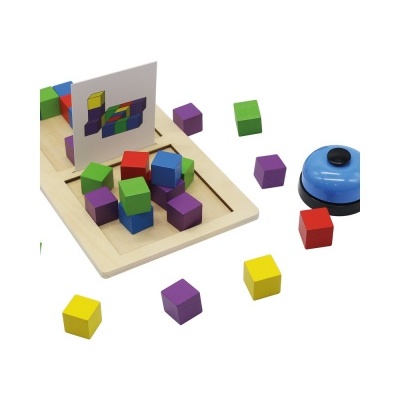 Jogo educativo com cubos coloridos, base de madeira e campainha azul