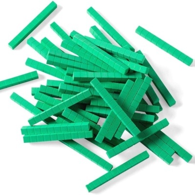 Barras verdes de base dez de plástico em fundo branco