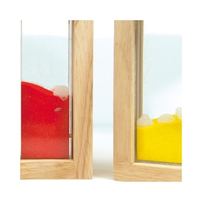 Caixas de madeira com areia vermelha e amarela e conchas pequenas