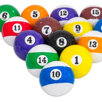 Conjunto de bolas de futebol numeradas e coloridas sobre fundo branco.