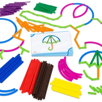 Peças coloridas de montagem para formas geométricas e cartões de instruções