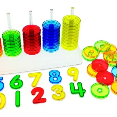 Material educativo colorido com discos transparentes e números plásticos